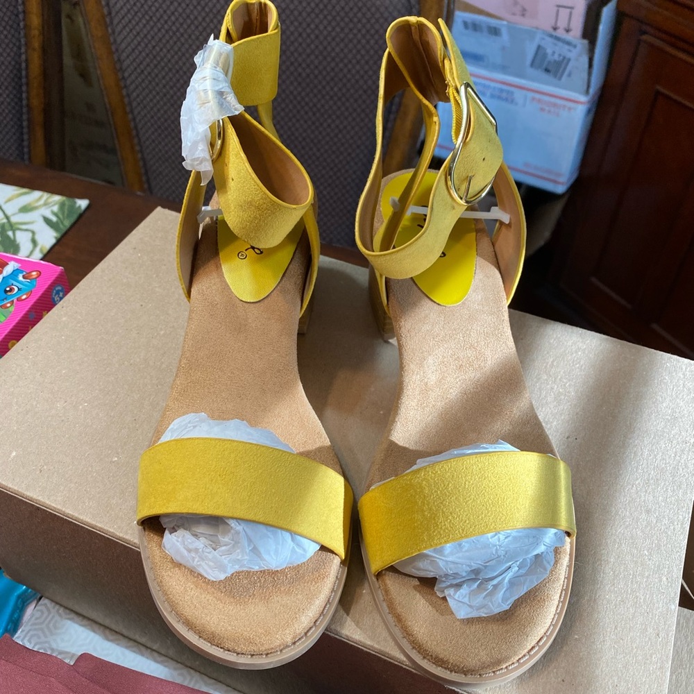 🌼Qupid Sandals🌼 - Picture 2 of 8